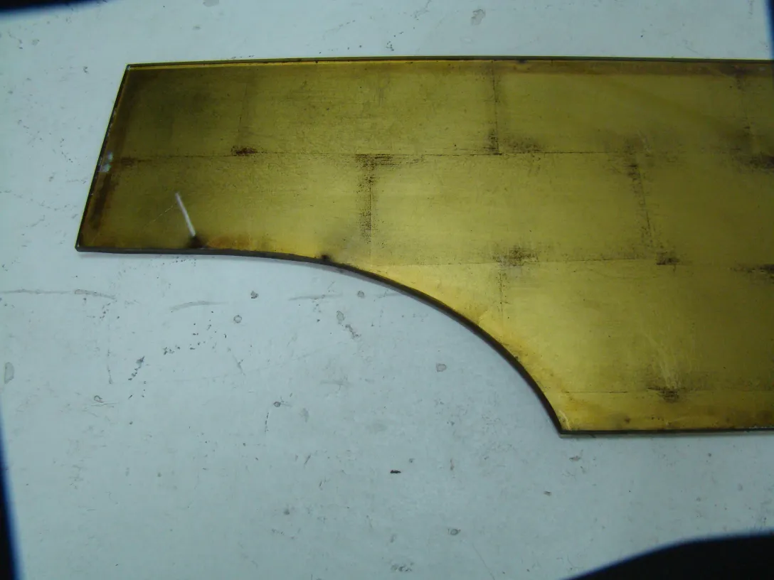 Obenansicht eines antiken Comte-Dresuar, golden und poliert, mit einem geschwungenen Design