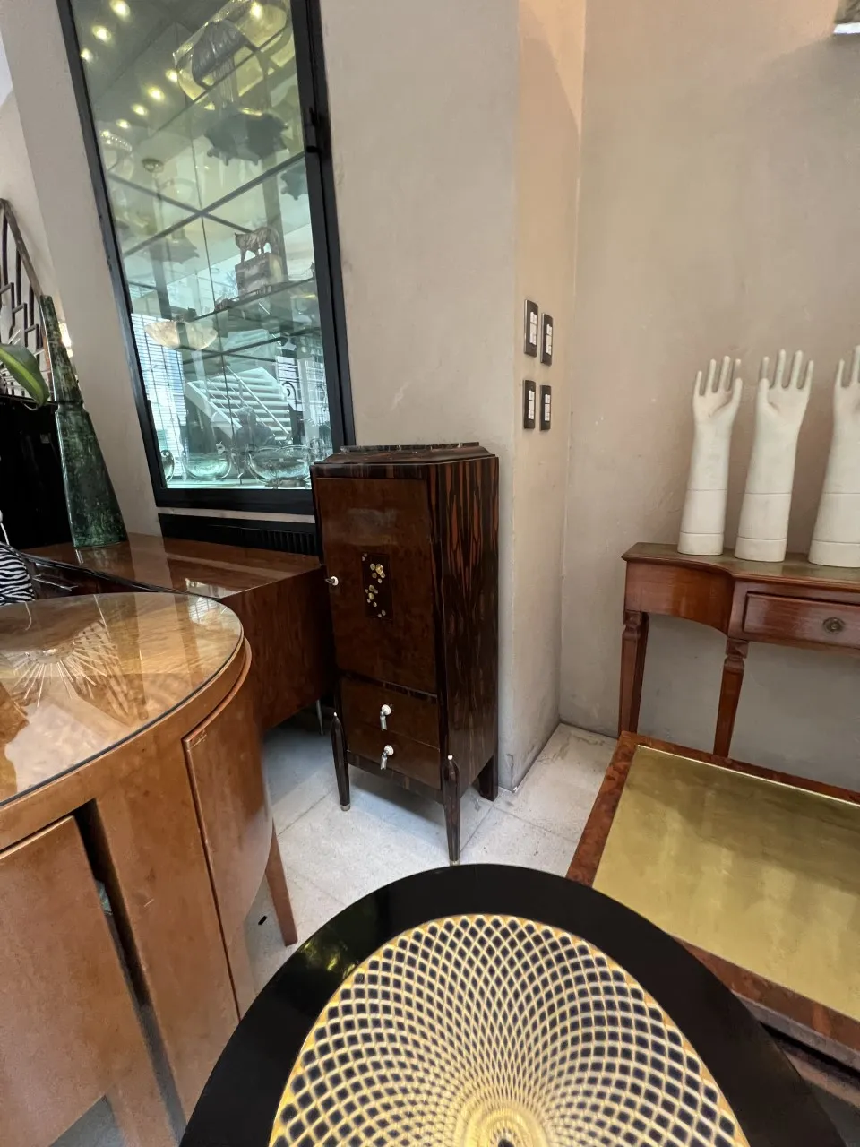 consola antiga comte decorativa em um ambiente elegante