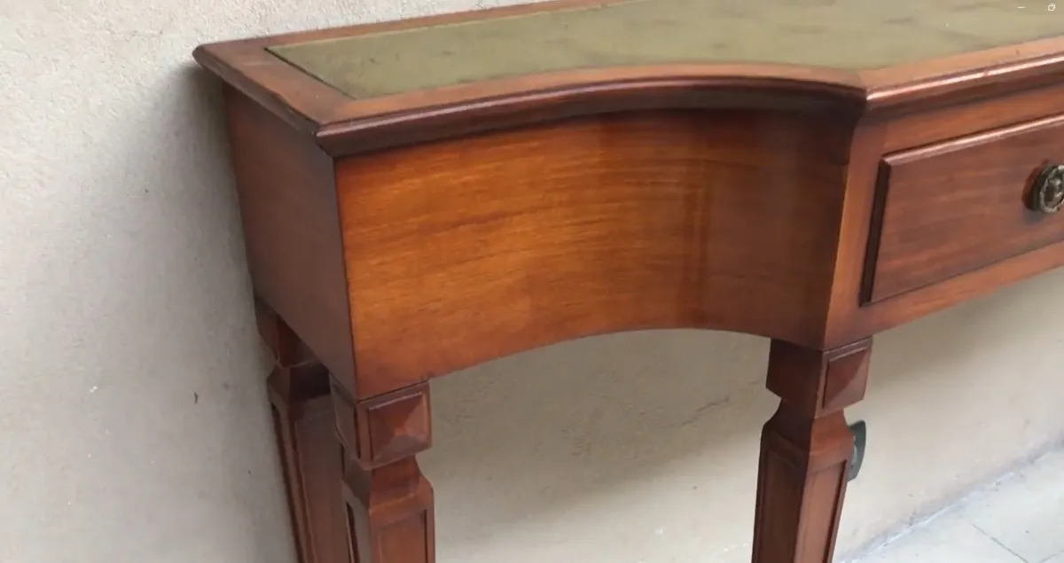 古董控制台桌，上面有前缘细节，优雅的设计