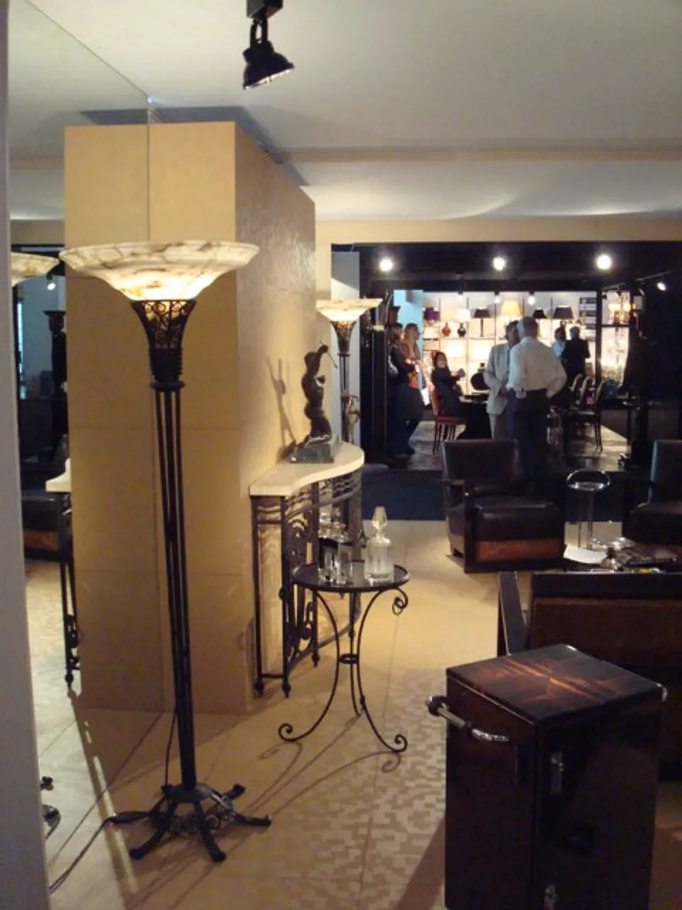 Consola antiga decorativa em um ambiente elegante