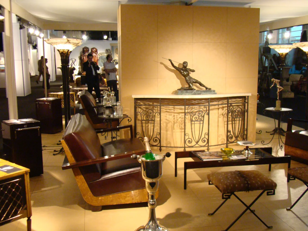 антикварная декоративная консоль с статуей и мозаикой