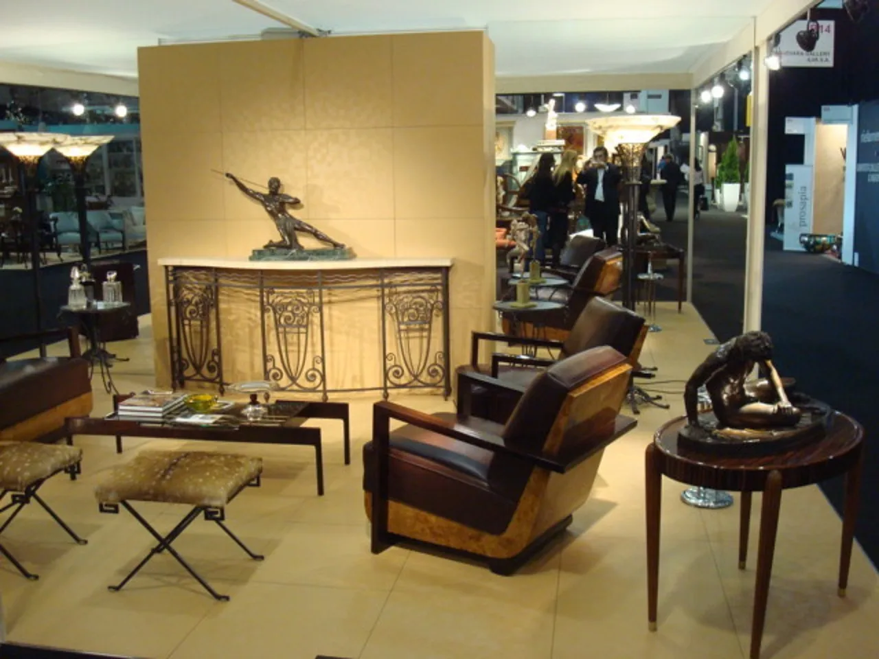 Antico mobile d'appoggio decorativo con statuetta e sedie intorno.