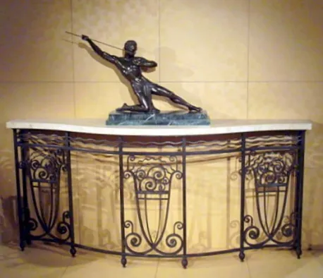 antiga consola decorada com detalhes ornamentais