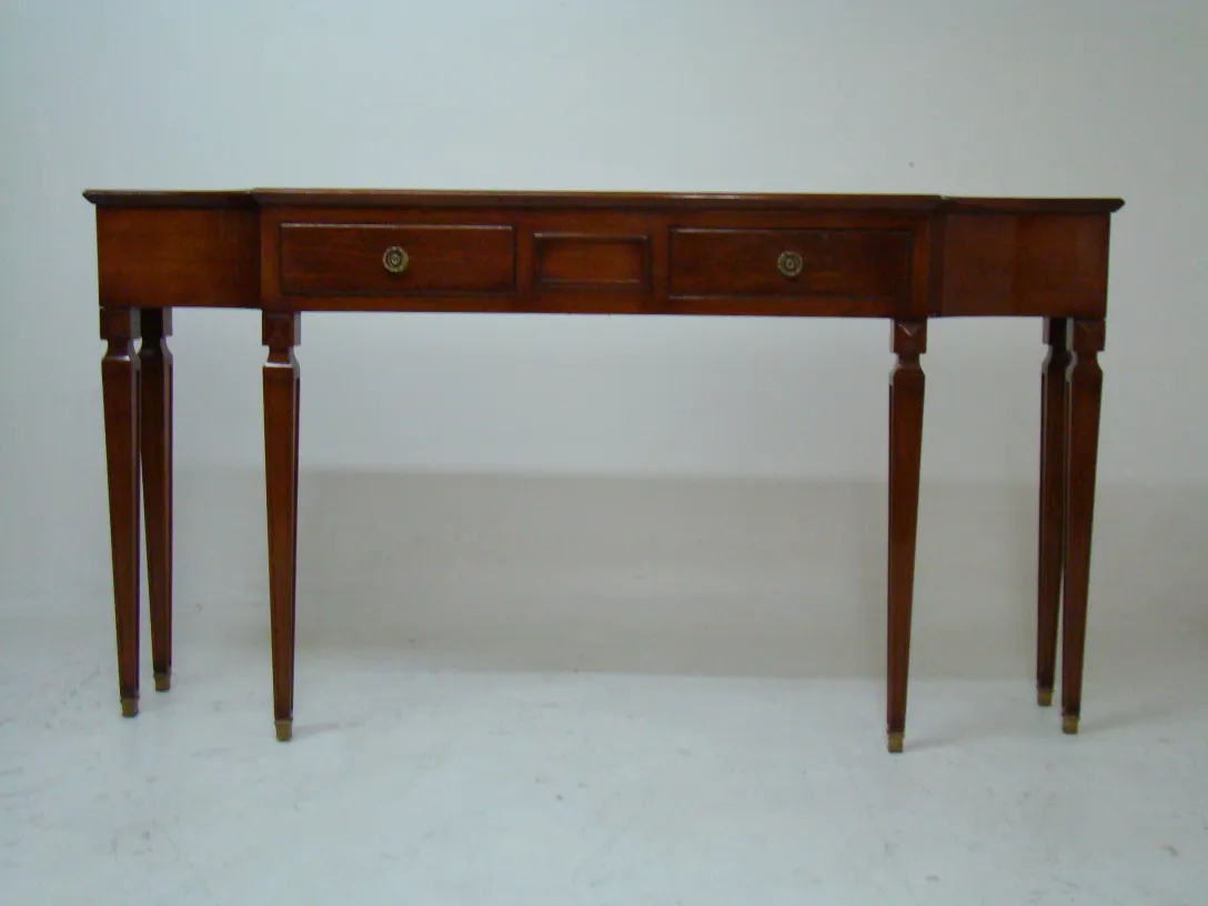 consola antigua con detalles en las patas, estilo clásico