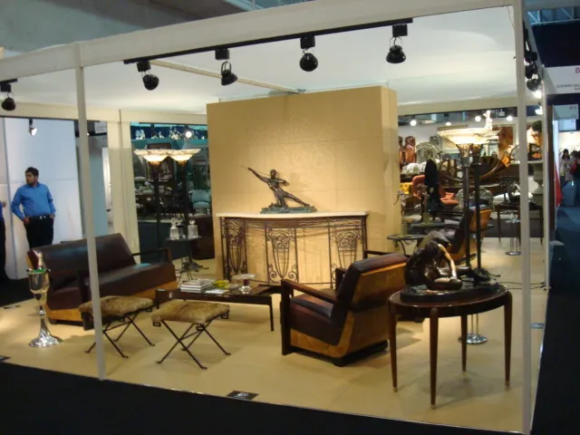 антикварный дресуар с декоративными элементами, элегантная атмосфера