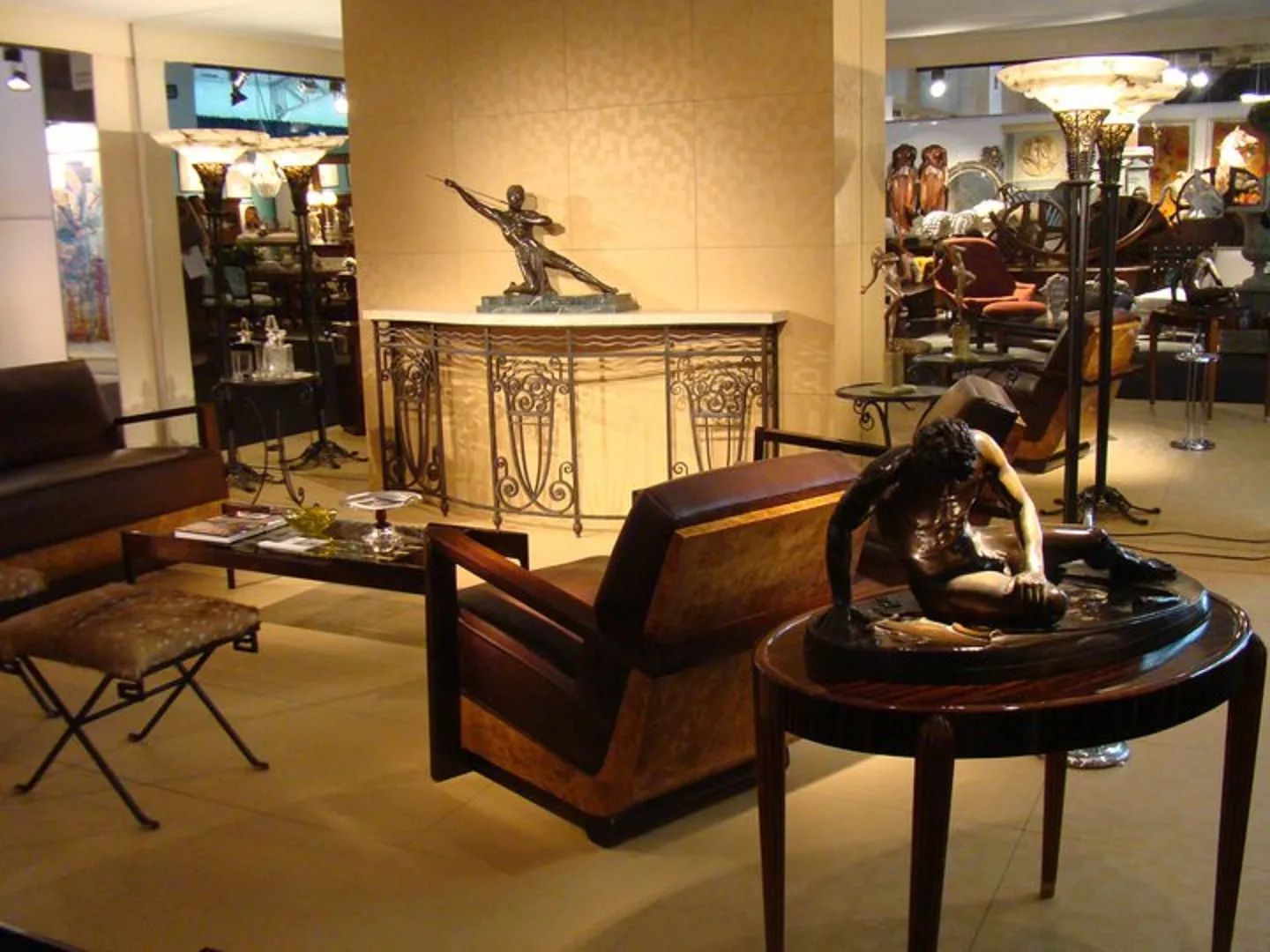 Consola antica con design elegante e dettagli decorativi in un ambiente accogliente.