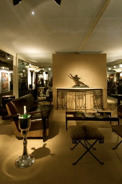 装饰有优雅细节的古董控制台