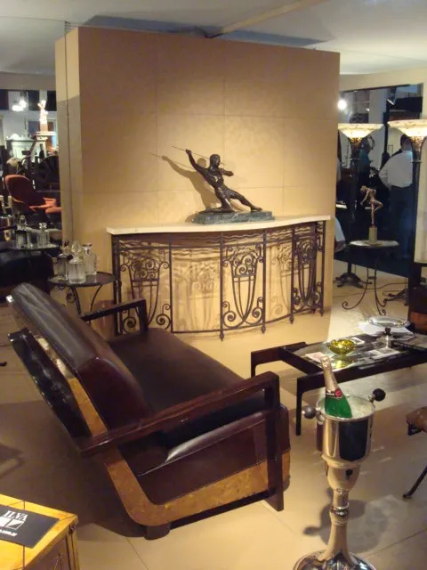 우아한 스타일과 장식이 있는 앤티크 콘솔