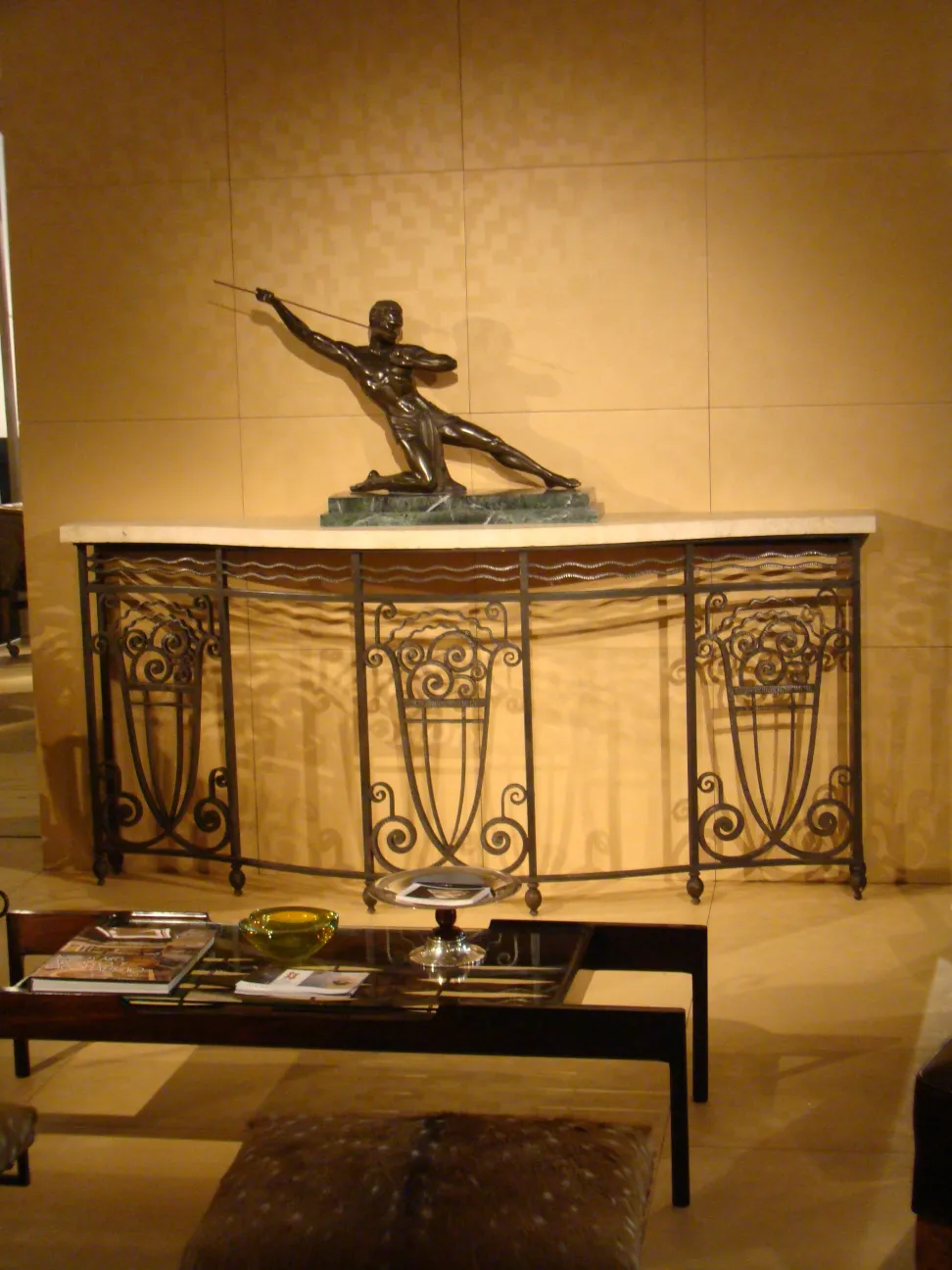 Antico mobili dresuar decorativo con design elegante e statua.