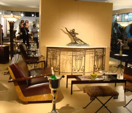 console antiga com acabamento elegante e detalhes bonitos