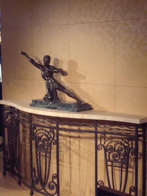 ancienne console décorative avec figure