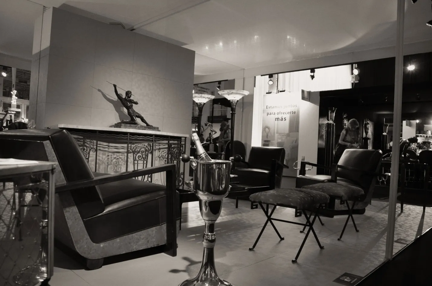 كونسول قديم مع تفاصيل في الخلفية