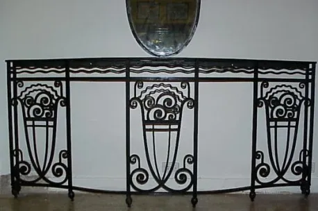 antica consolle con design decorativo in ferro battuto