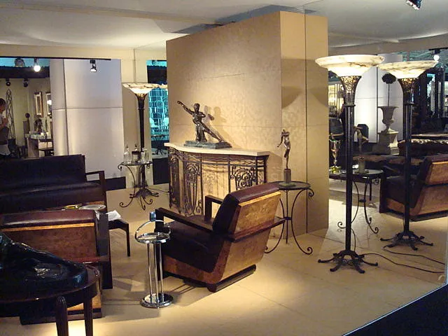 Consola antigua decorativa en ambiente elegante con sillones y lámparas