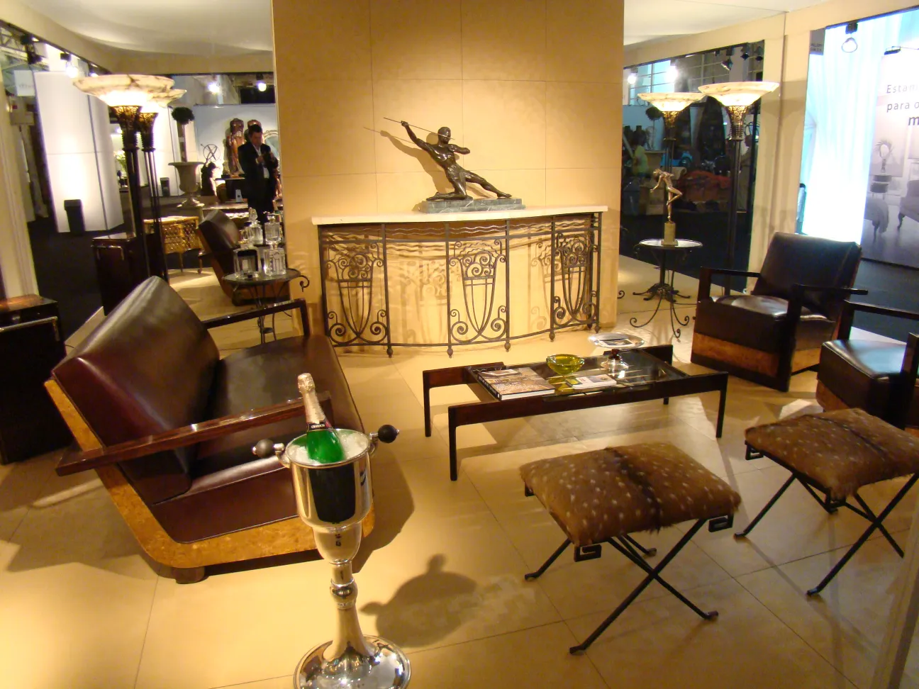 Consola antigua elegante con detalles decorativos, rodeada de muebles