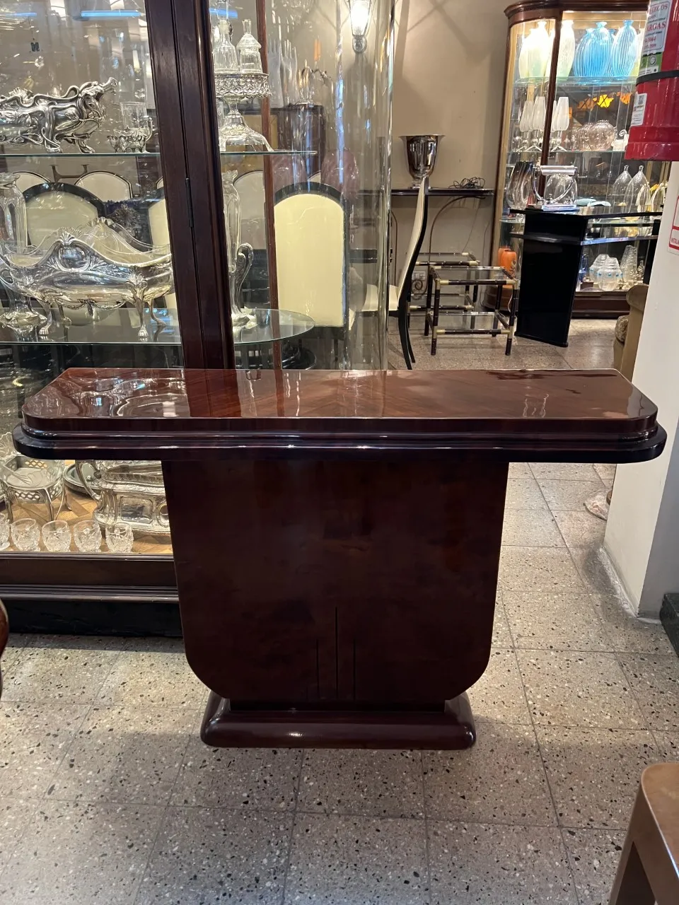 antike Konsole mit markantem Design und glatter Oberfläche