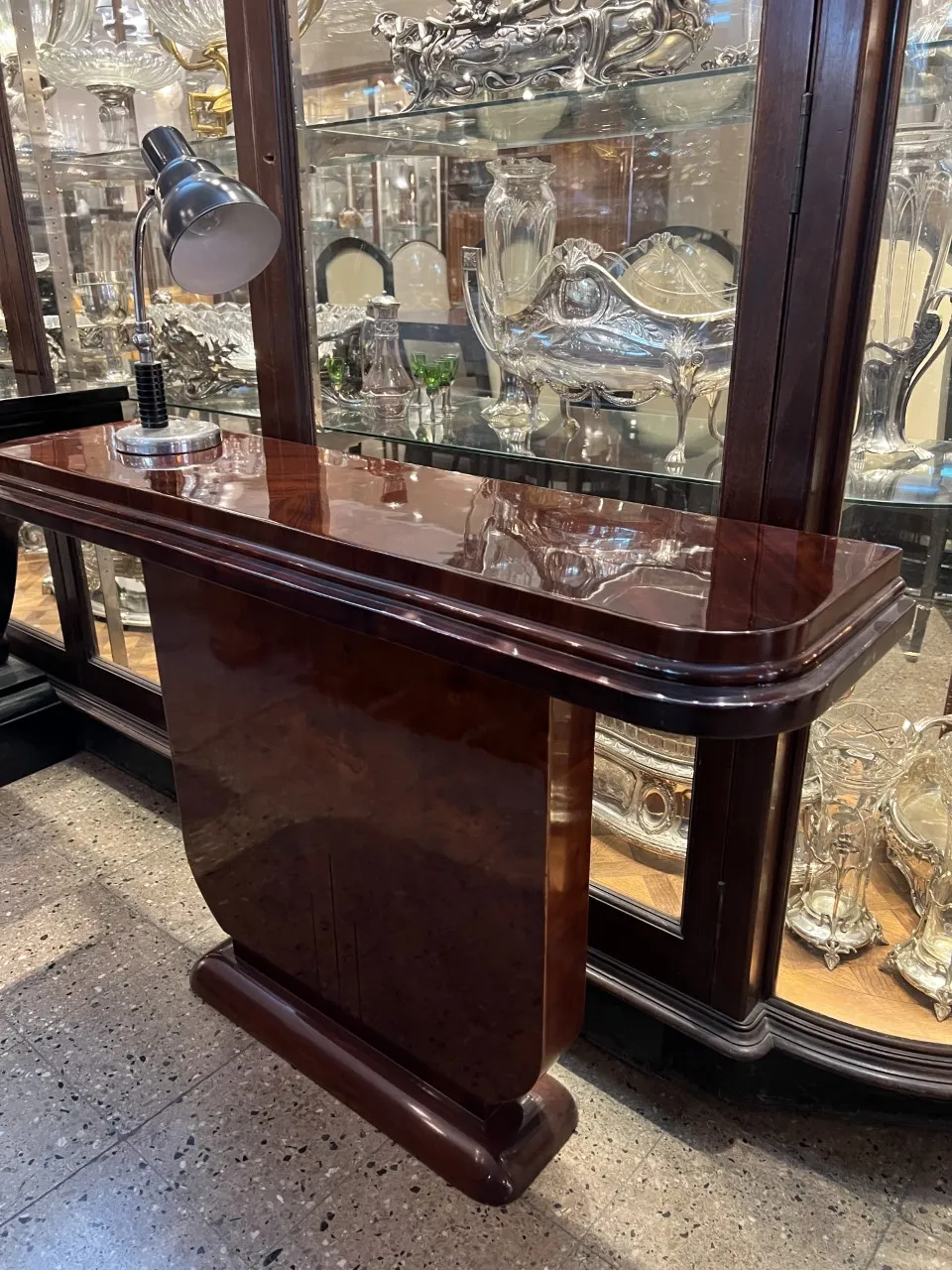 Meuble dresuar antique avec forme élégante et base solide