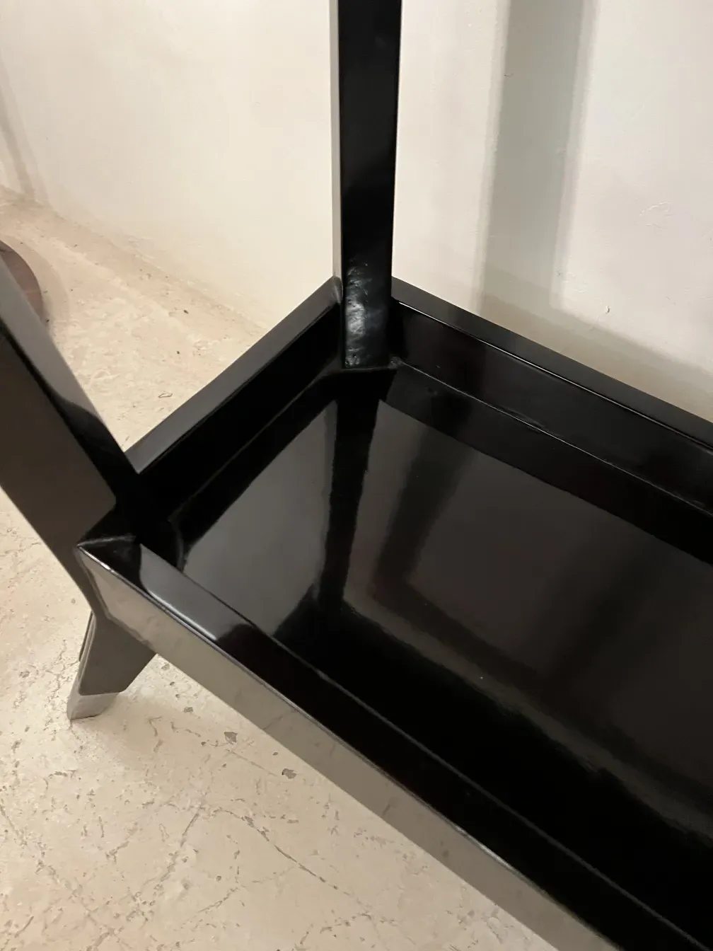 Antike schwarze Konsole in neutraler Umgebung