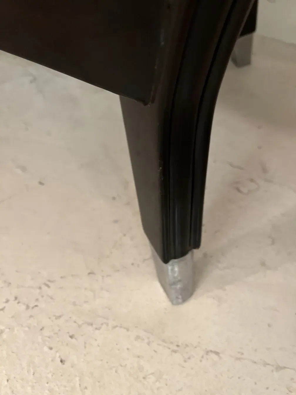 スタイリッシュな古いコンソールテーブルの側面