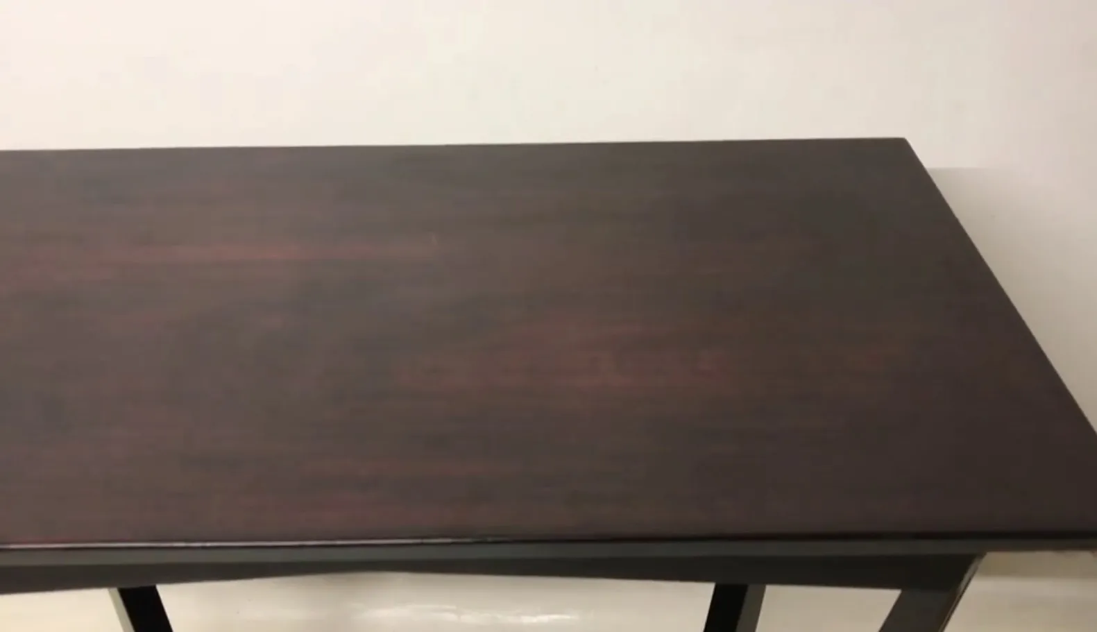 Mesa console antiquada com design elegante e escuro