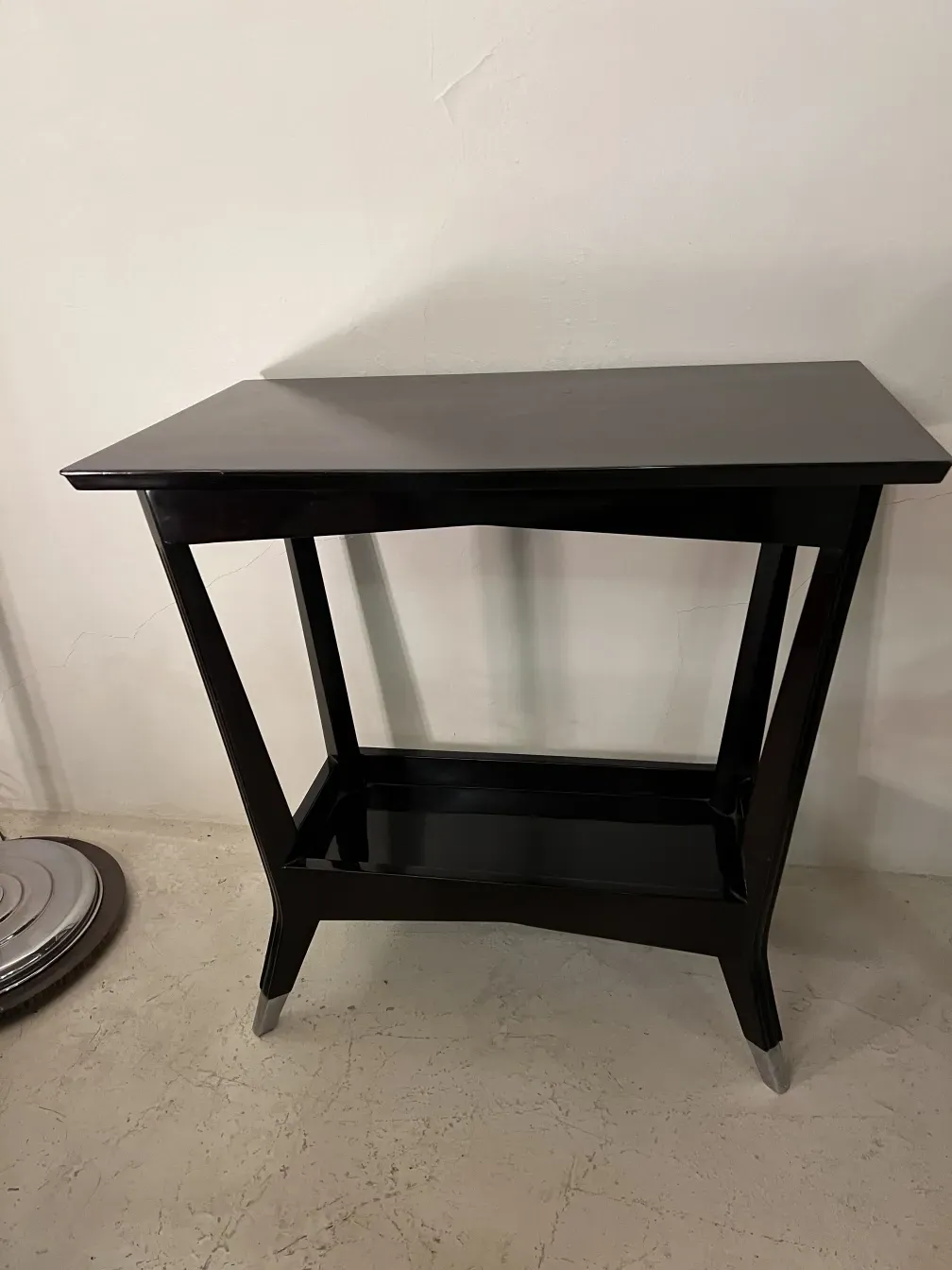 console noire antique avec des lignes élégantes et une forme simple