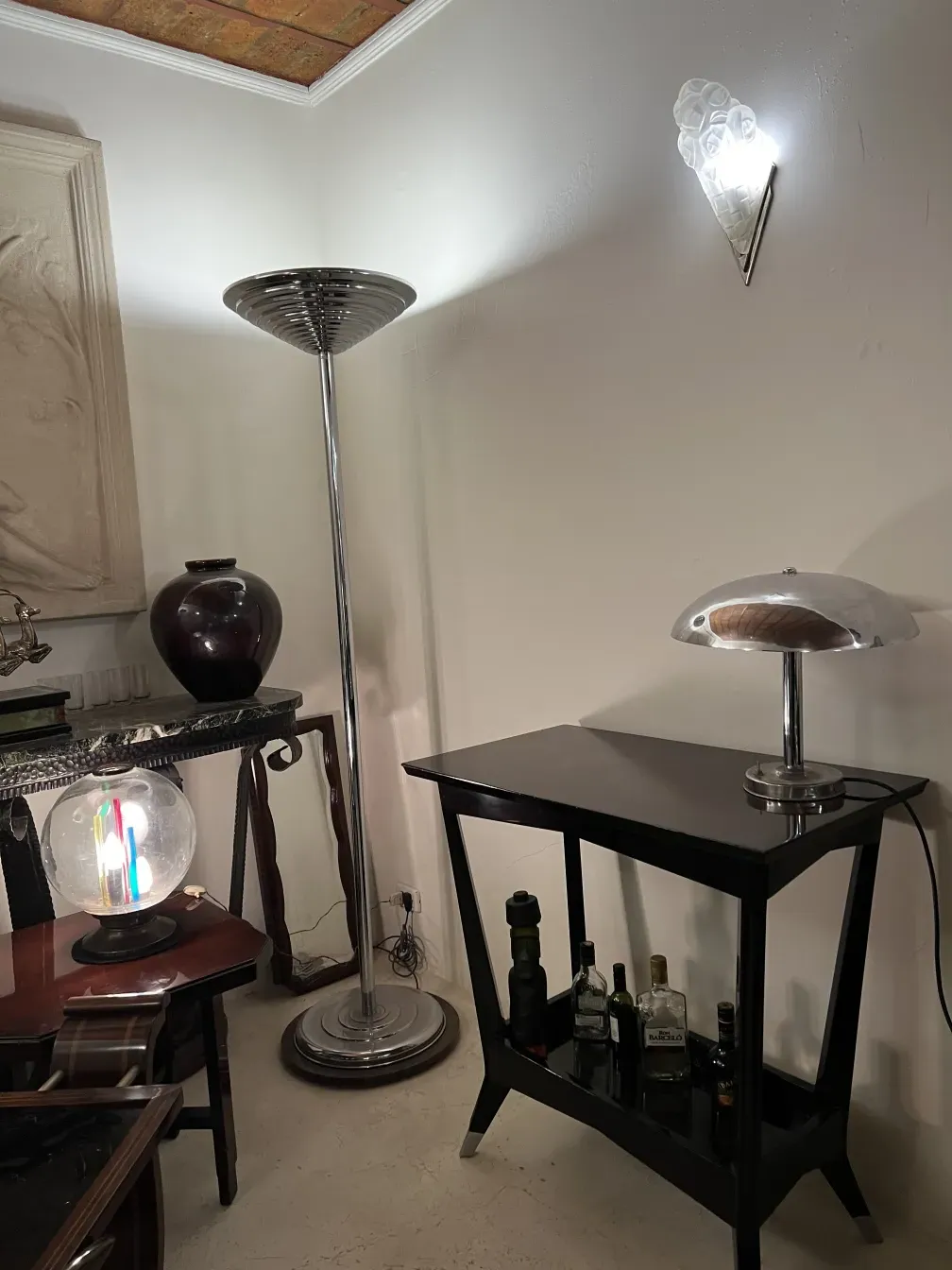 antigua consola con forma elegante, fondo neutro y otros muebles