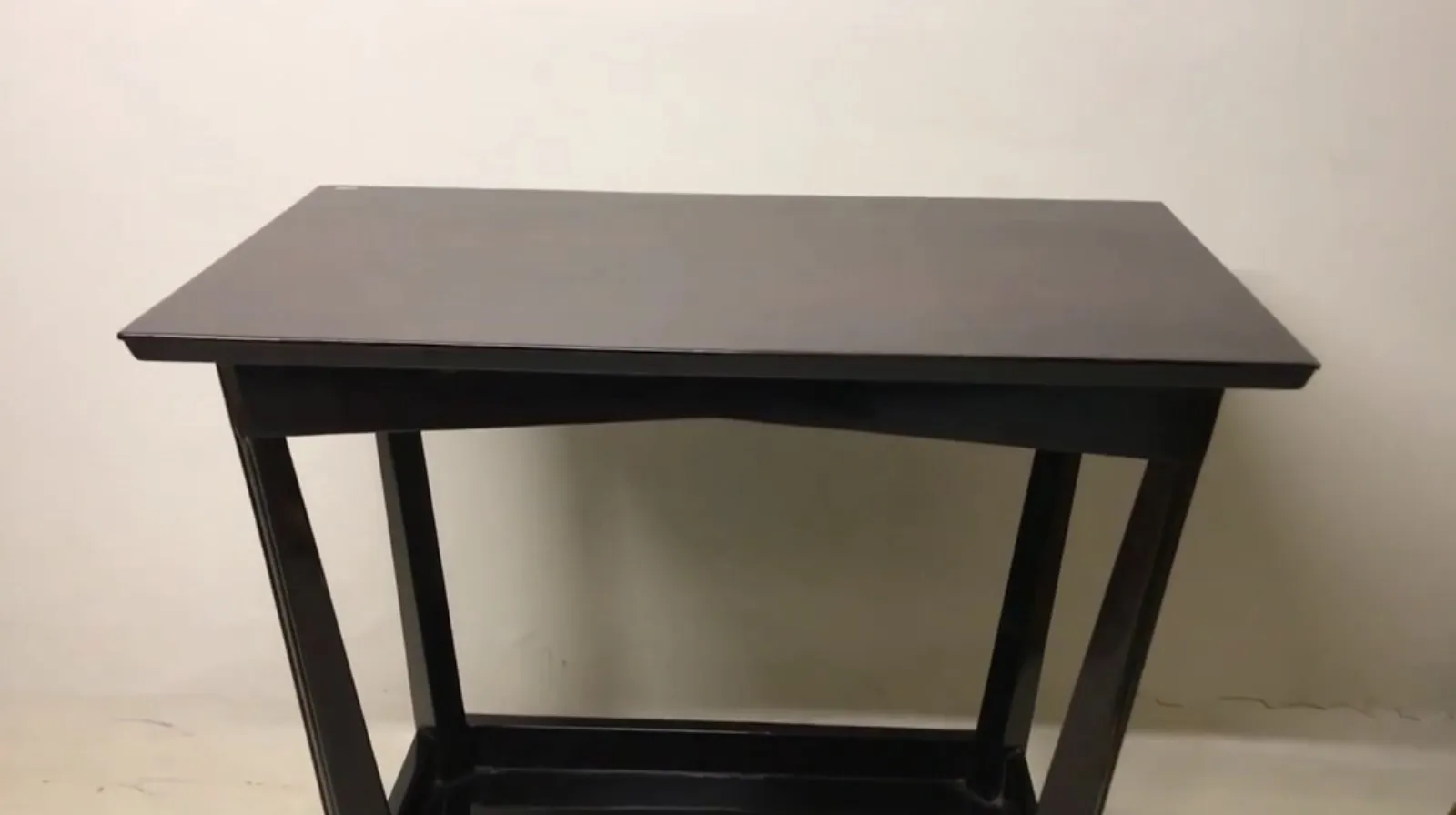 Console antiga com design elegante, acabamento suave e pernas retas.