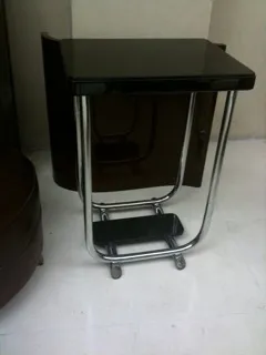 antiga consola preta em um ambiente minimalista