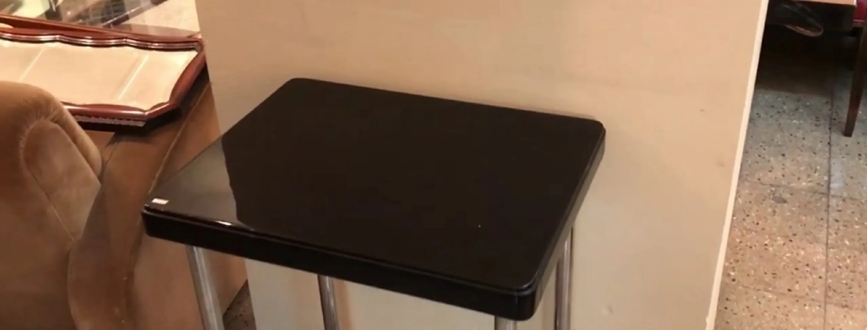 antik dresuar tisch, schwarze oberfläche, elegantes umfeld