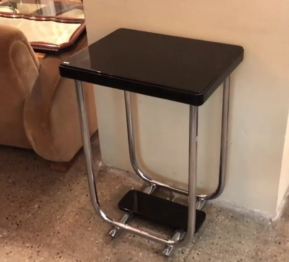 Consola antiga preta com pernas de metal