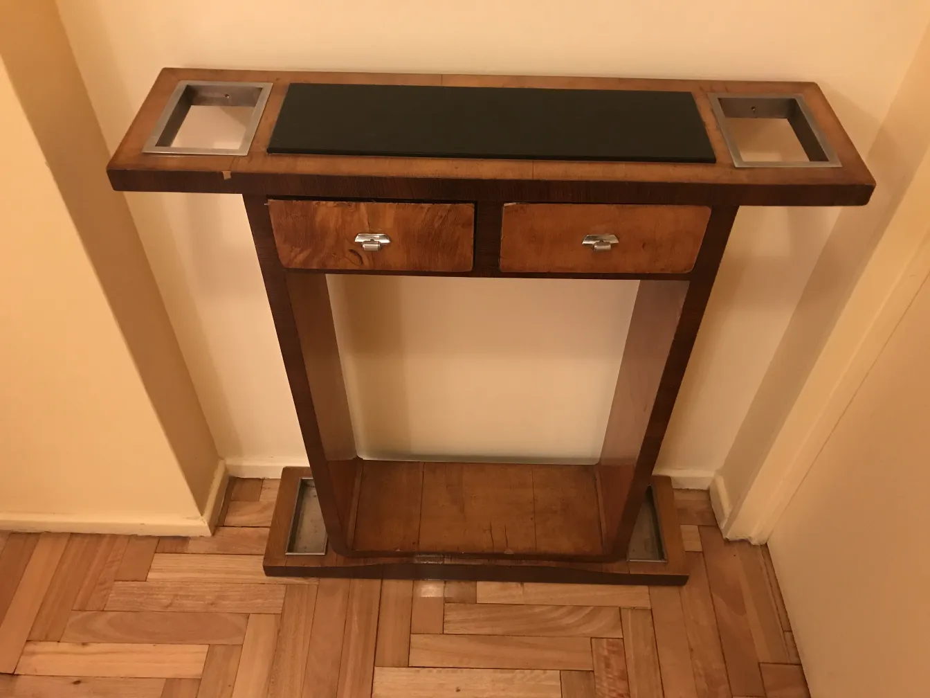 console ancienne décorative avec deux tiroirs, fond clair