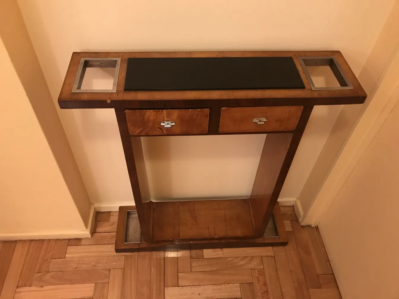 ancienne console avec deux distributeurs et finition sombre