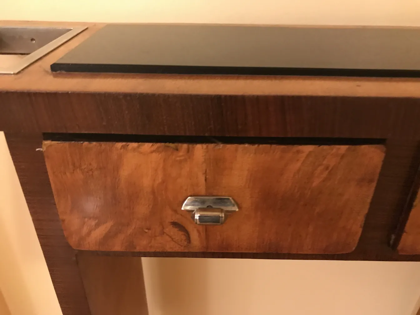 console ancienne avec un tiroir et surface noire, cadre neutre