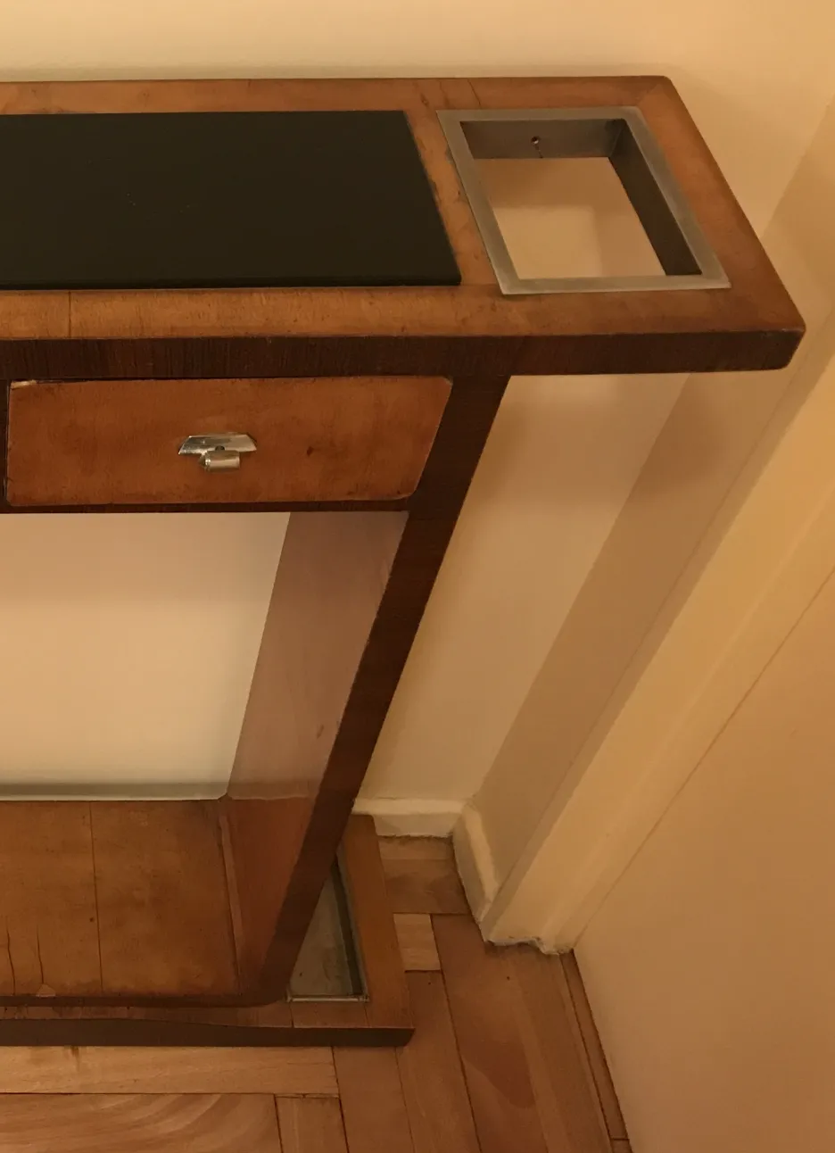 Consola antigua con un cajón, diseño elegante y moderno, en un ambiente luminoso.