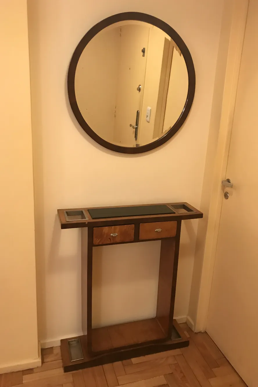 античный дресуар в прихожей с круглым зеркалом