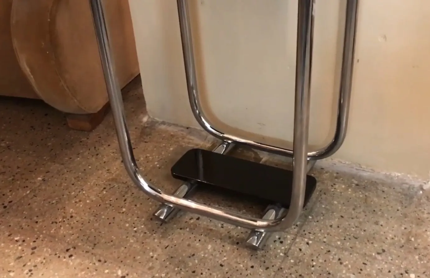 antiga consola com design funcional em um ambiente clássico