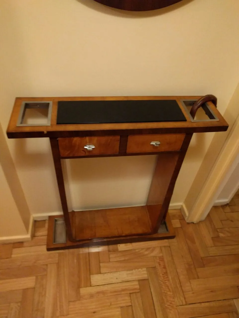 Антикварный консоль с двумя ящиками и черной поверхностью
