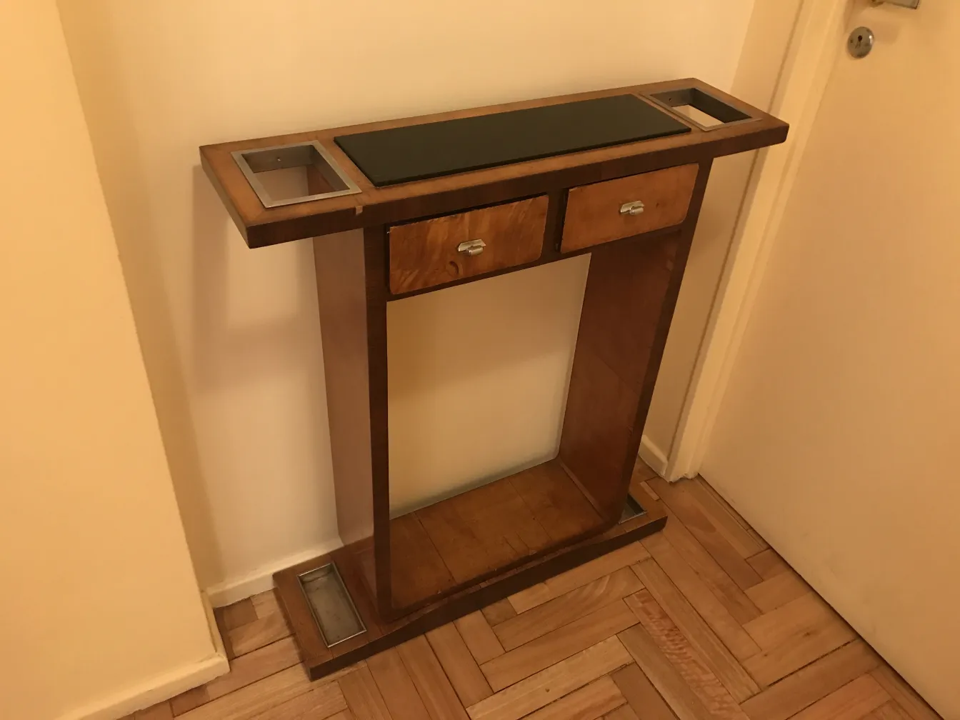 antiga consolo com duas gavetas e espaço para decoração