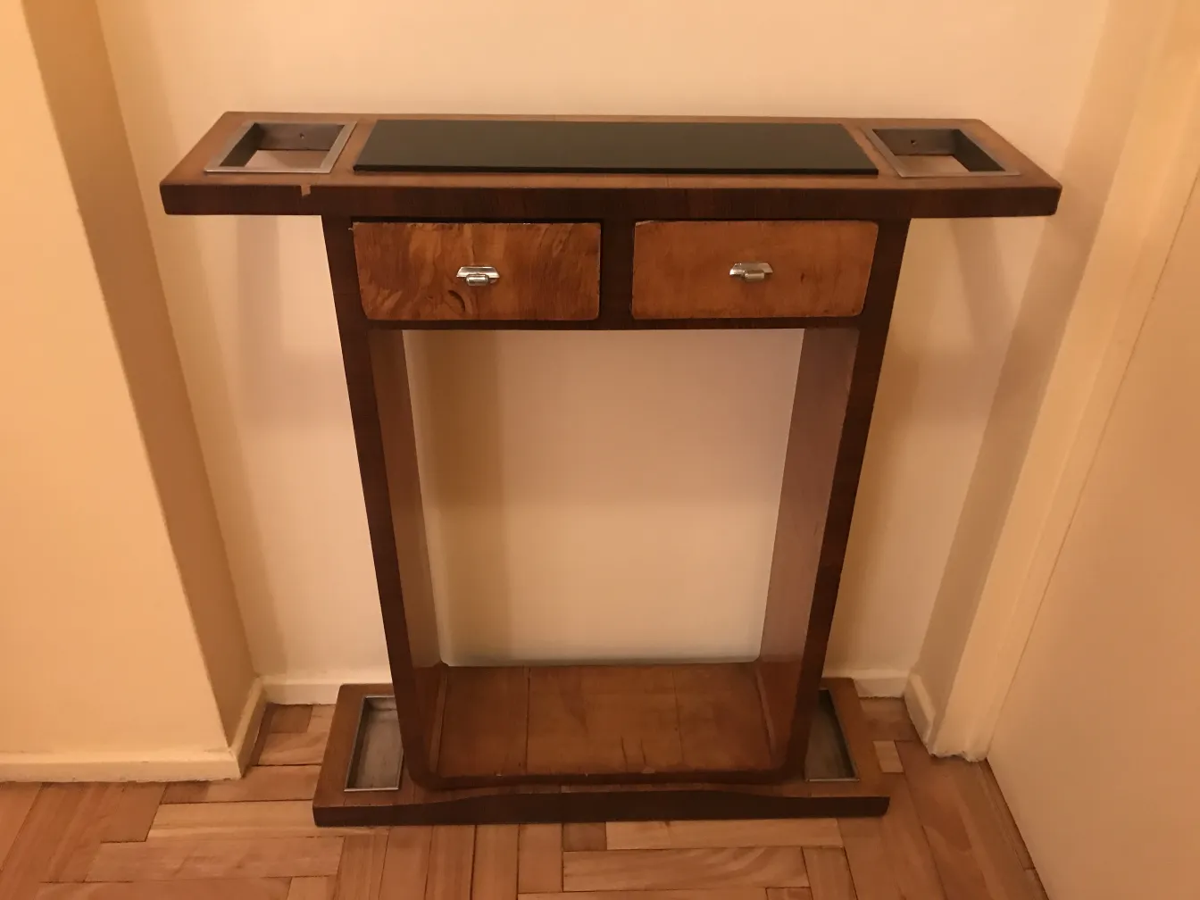 móvel de consolo antigo com duas gavetas, design elegante para decoração