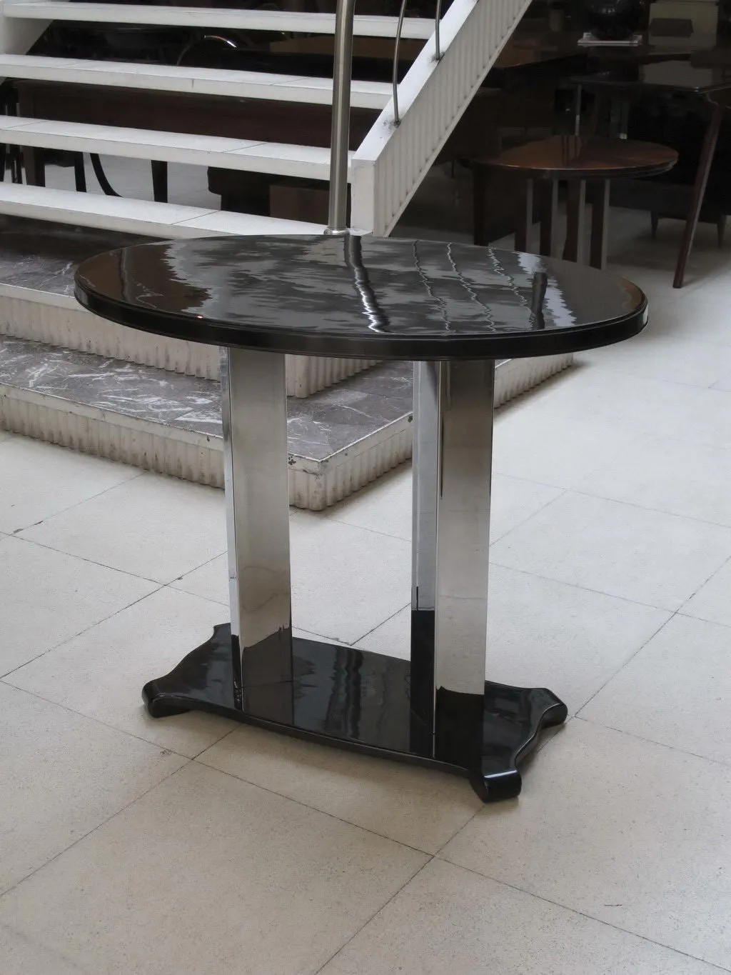 Elegante antike Konsole mit glänzender schwarzer Oberfläche und Beinen