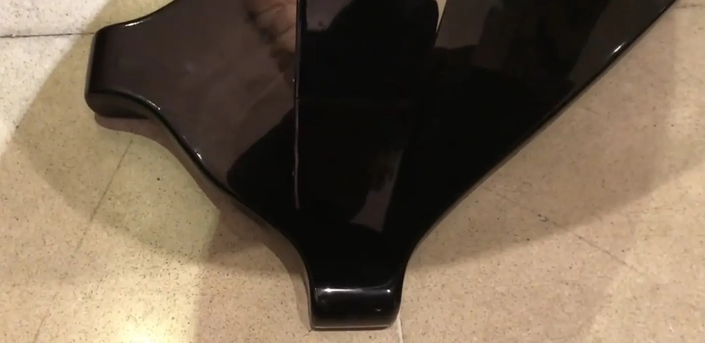 vue latérale d'un dresuar ancien élégant dans un cadre clair