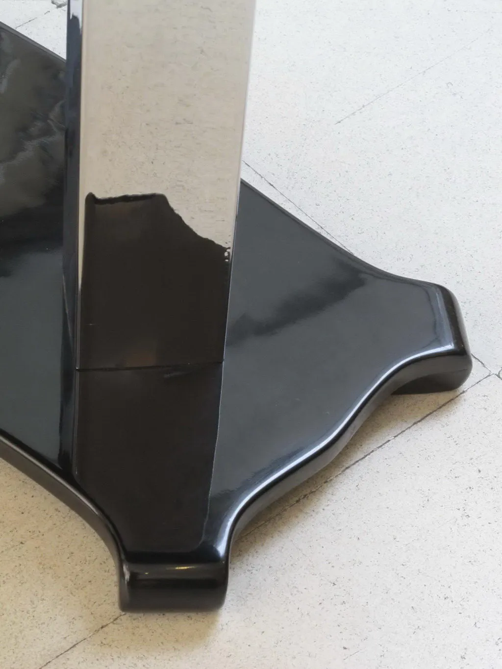 Basis eines antiken Dresuars mit elegantem Design und glänzender Oberfläche.