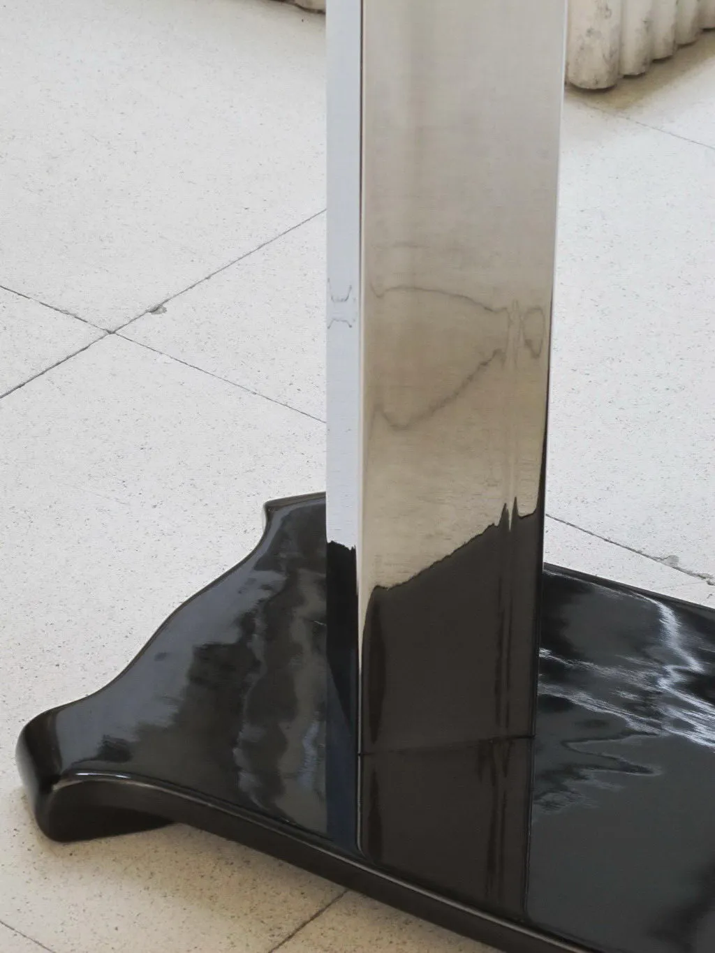 Consolle antica con base decorativa e forma stilizzata.