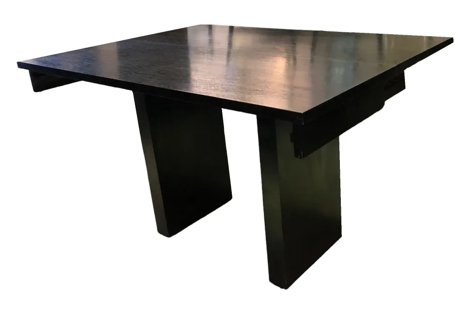 antigua consola rectangular de color oscuro con patas grandes