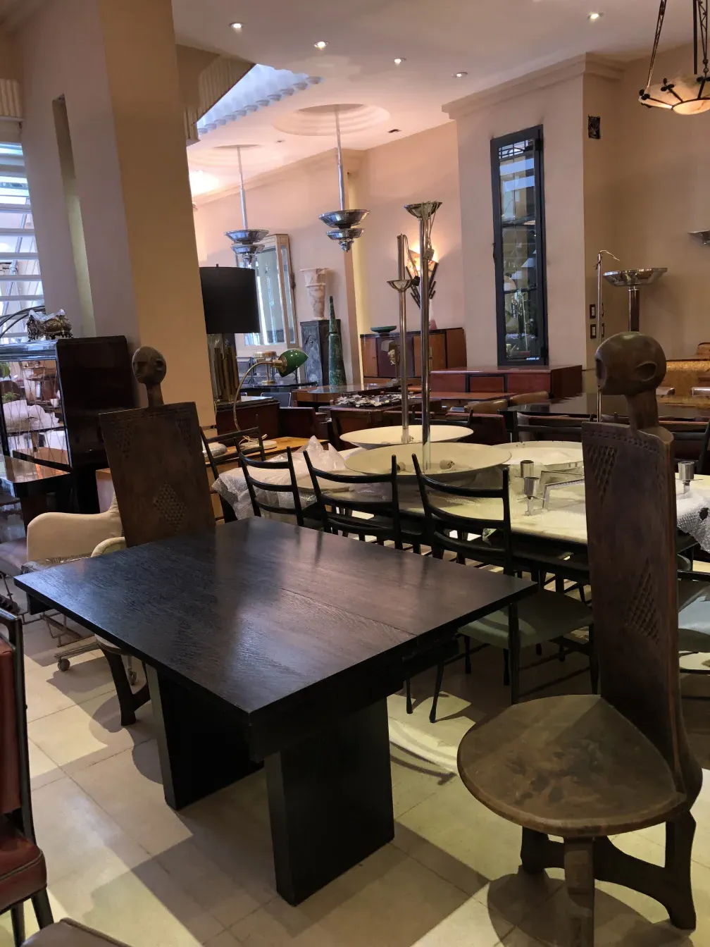 ancienne console dans une boutique d'antiquités avec des lampes