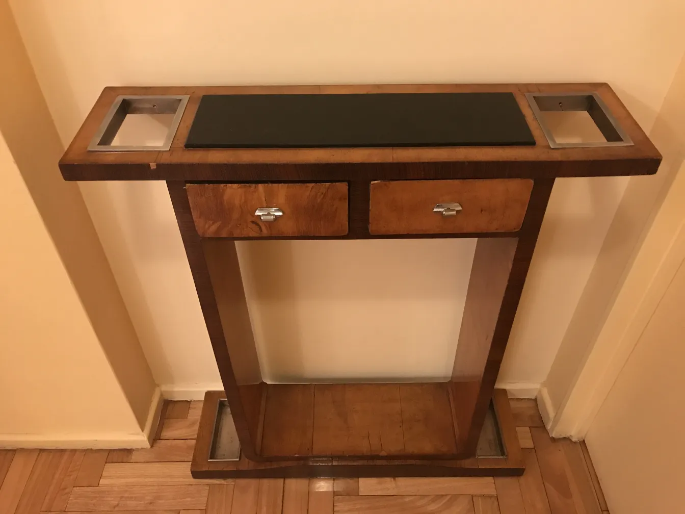 Antica consolle con due cassetti e design semplice.