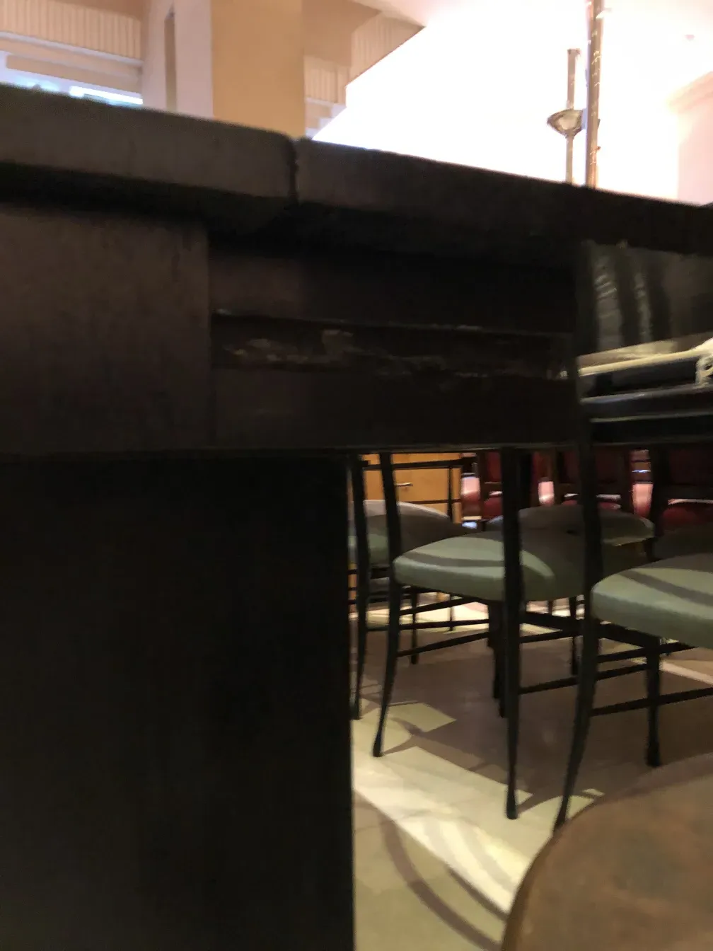 console antiga com design elegante e ambiente aconchegante