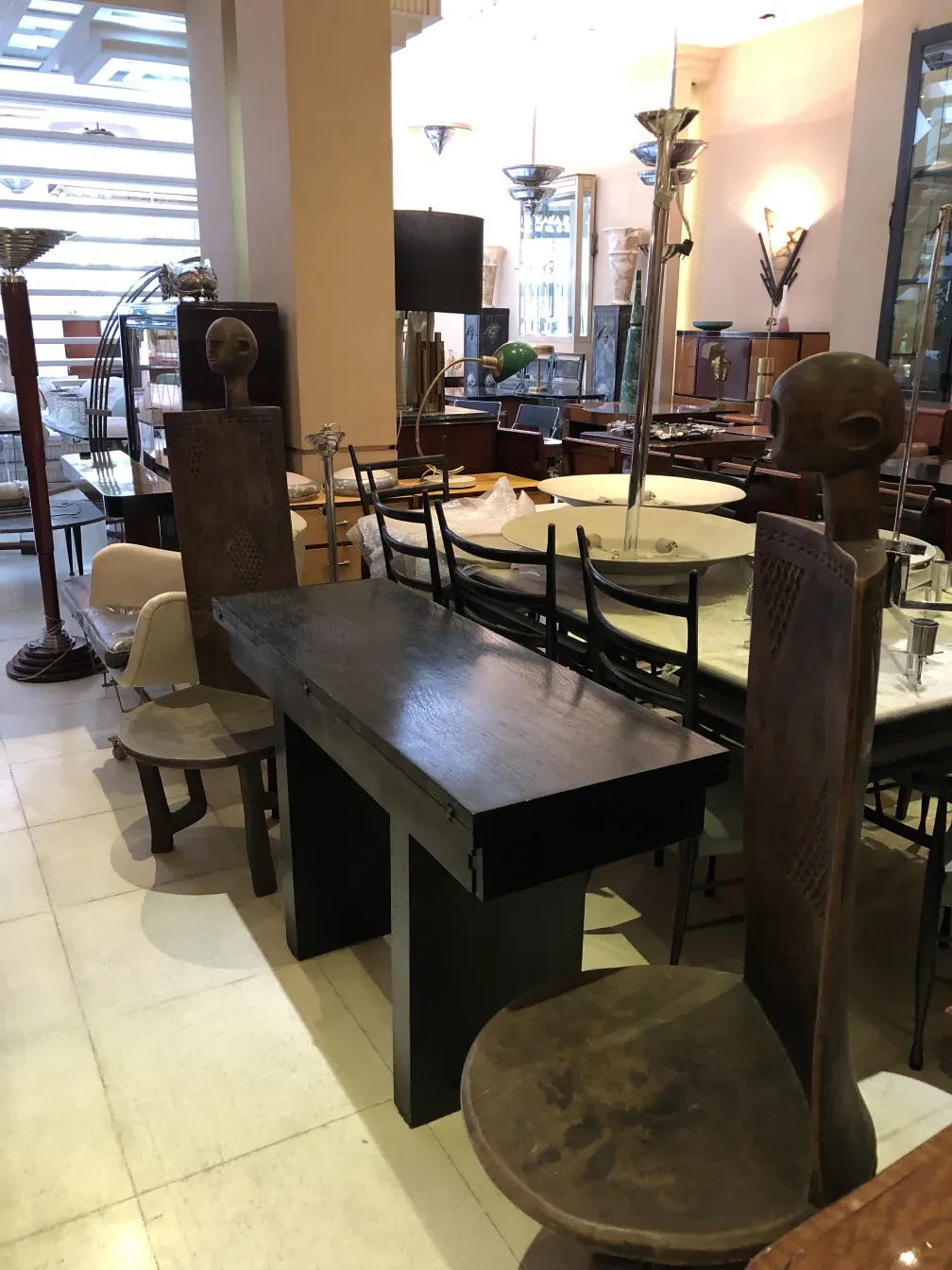 antiga consolo de móveis com figura decorativa