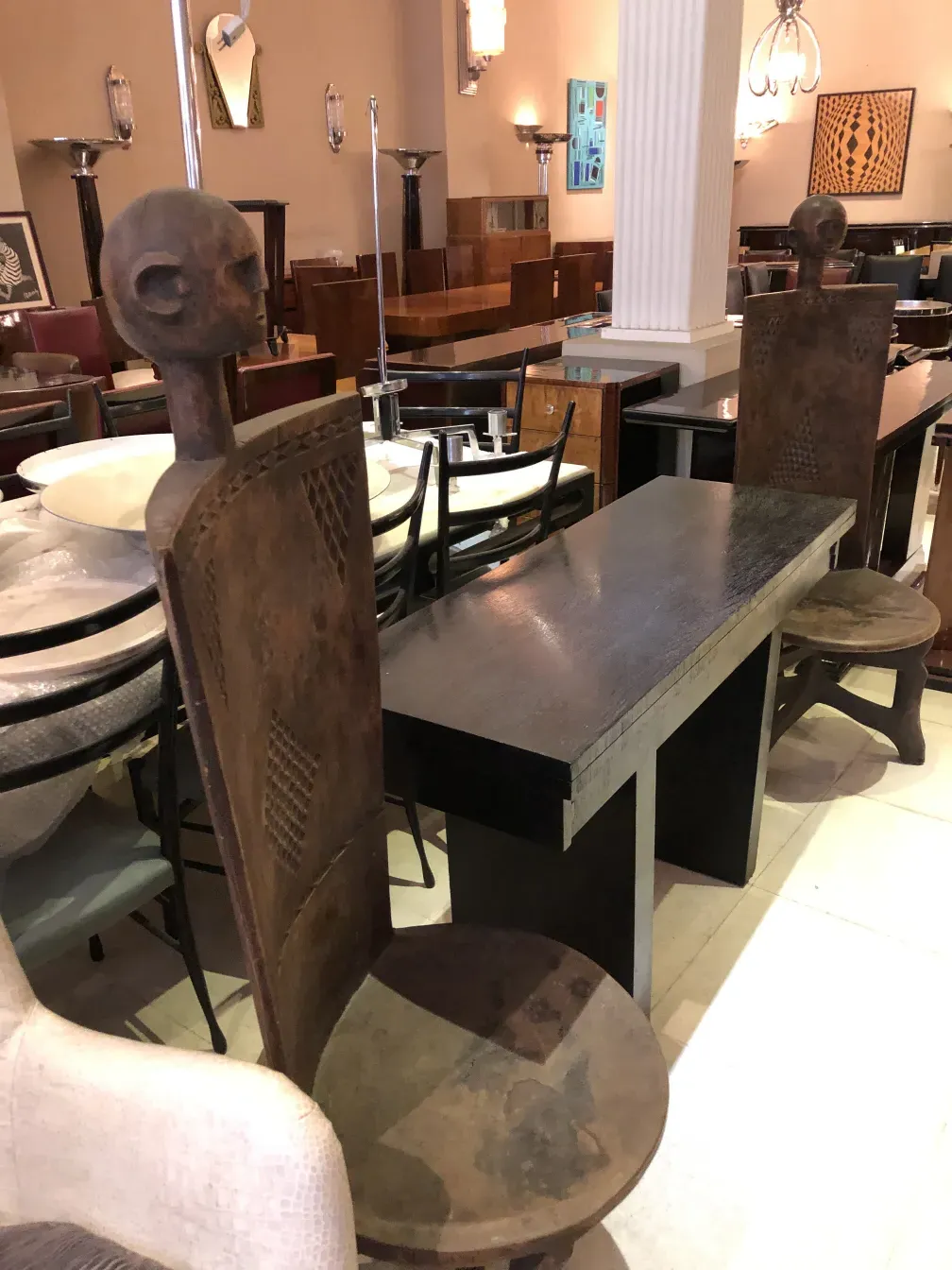 고대 콘솔 테이블의 독특한 디자인이 있는 아늑한 환경