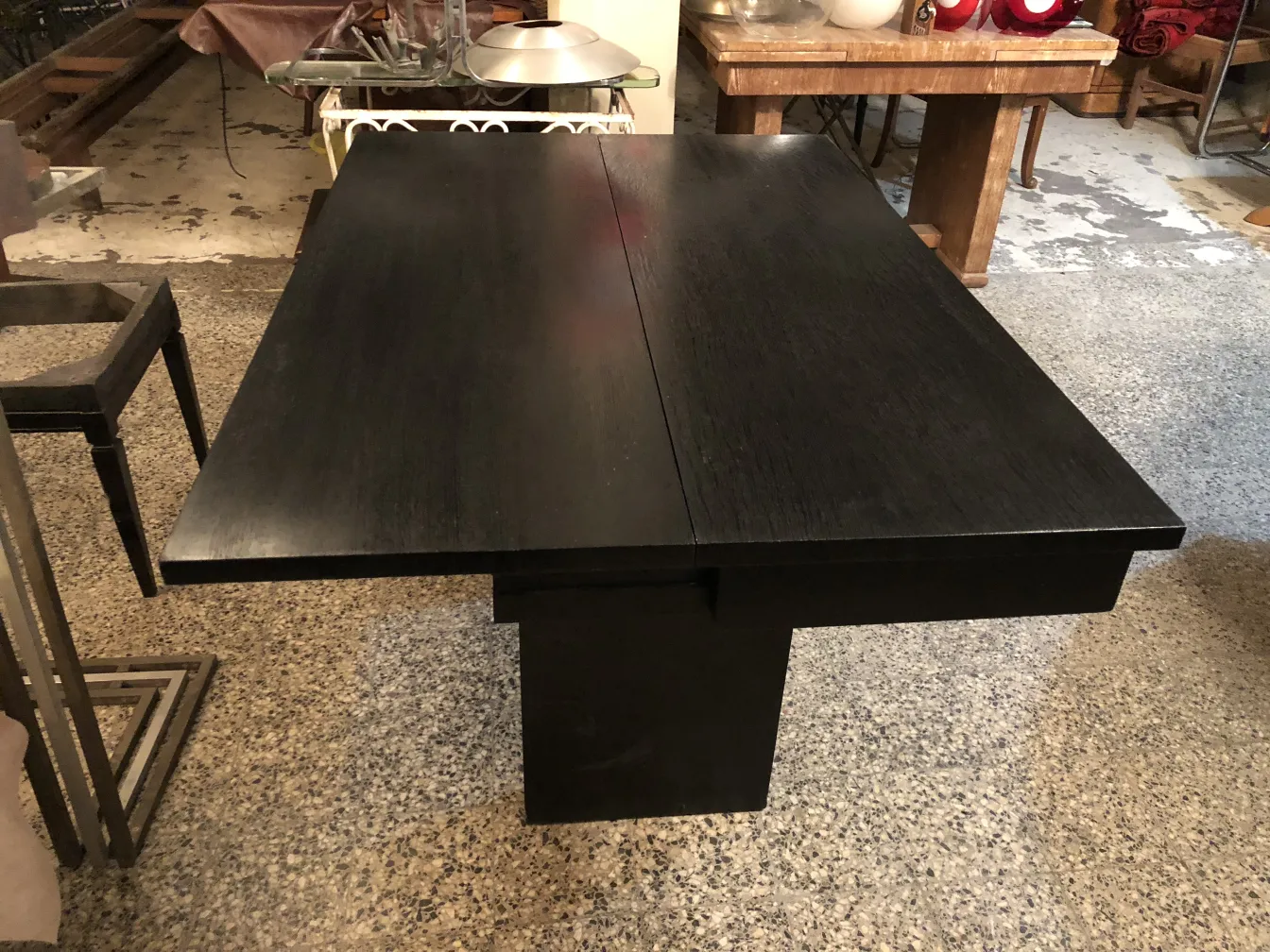 antike Konsolen in einem Wohnambiente, schwarze Möbel, einfache Beine